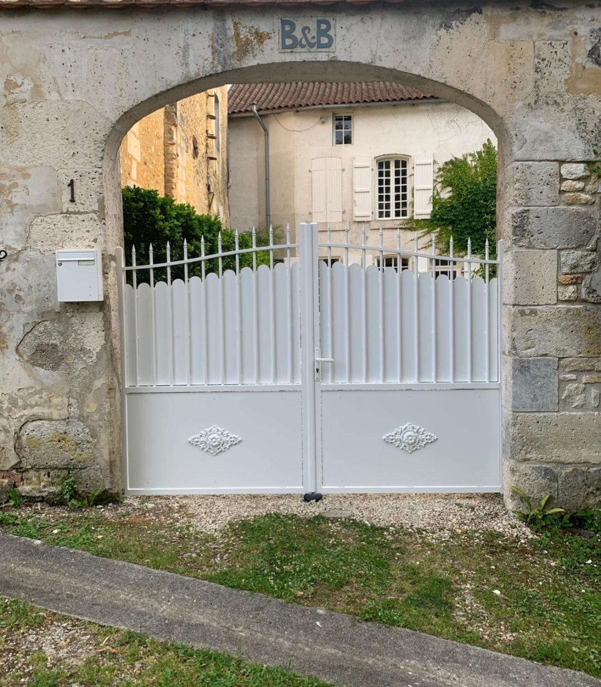 La Maison Du Pont La Rochebeaucourt-et-Argentine Экстерьер фото